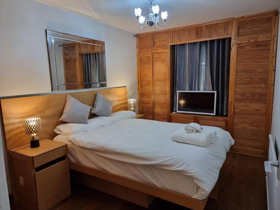 1 Bedroom Flat In Zone 1 Apartment *