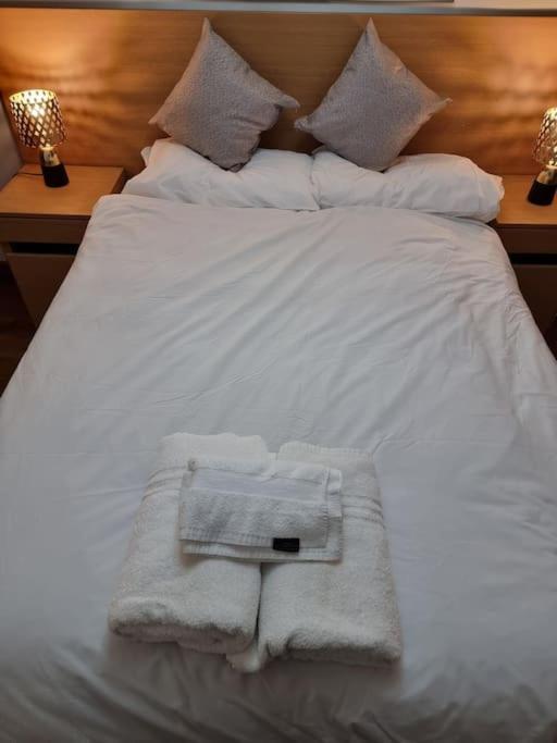 1 Bedroom Flat In Zone 1 Apartment