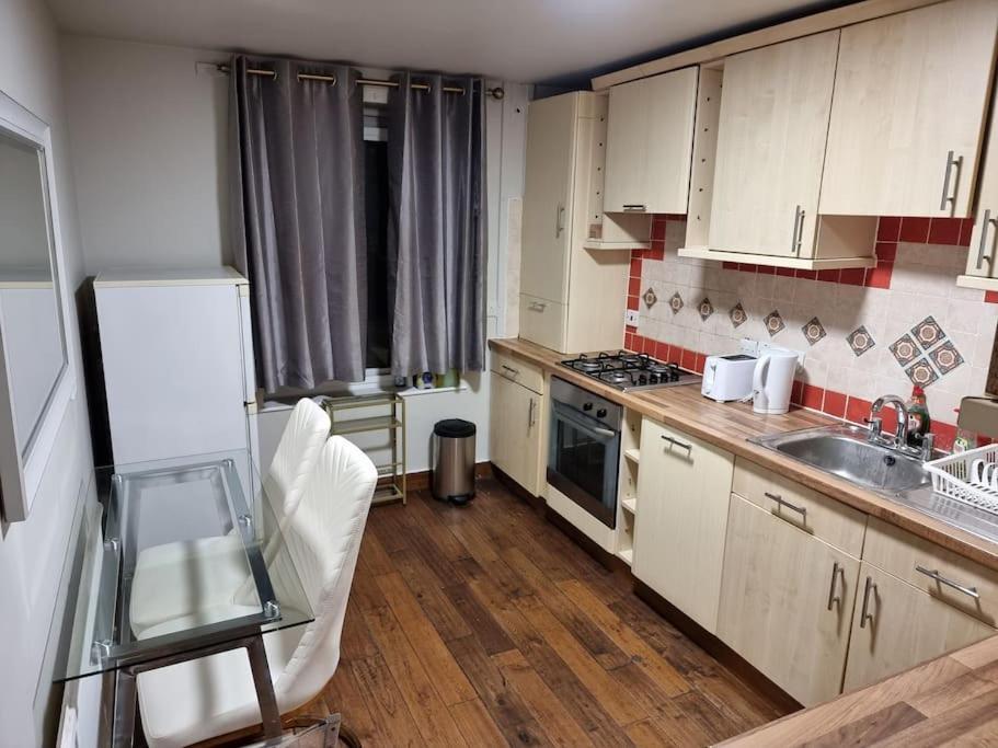 Apartment 1 Bedroom Flat In Zone 1
