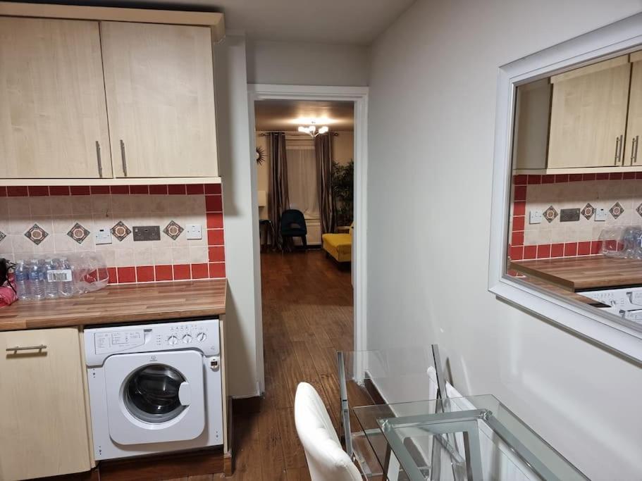 Apartment 1 Bedroom Flat In Zone 1 *